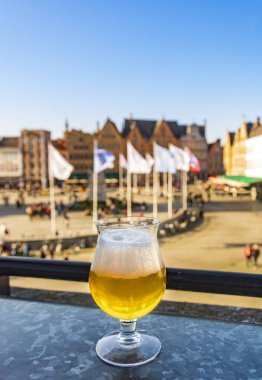Belçika 'nın Bruges kentindeki Markt Meydanı' nda Belçika birası