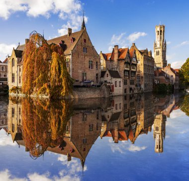 Belçika 'da sonbaharda Bruges Kanalları ve Binaları
