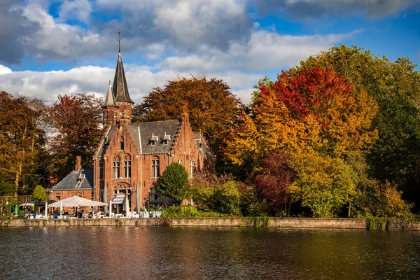 Reflexionen von Herbstbäumen über Minnewater in Brügge — Stockfoto