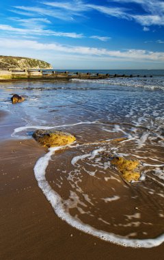 Mavi gökyüzü ve Swanage Dorset 'teki kumlu kumsal
