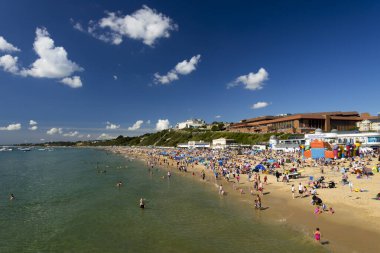 Bournemouth plajı binlerce tatilciyle doluydu.
