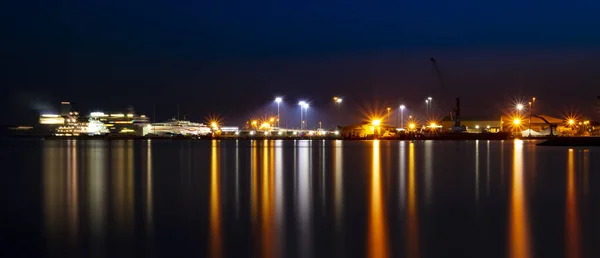 造船厂 码头和船坞的灯光在普尔码头的水面上都是弯的 — 图库照片