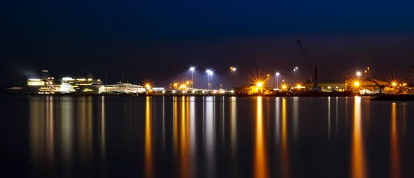 Luzes Dos Estaleiros Terminal Ferry Das Docas São Rflectadas Água — Fotografia de Stock