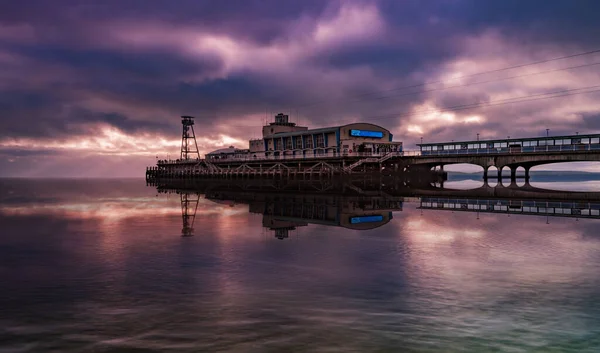 Bournemouth Skelesi Üzerindeki Renkli Gökyüzü Suya Yansıyor — Stok fotoğraf