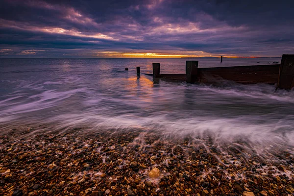 Lange Belichtung Von Groynes Bei Sonnenuntergang Milford Sea — Stockfoto