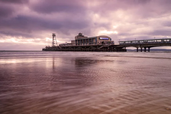 Cieli Colorati Sul Molo Bournemouth Riflettono Nell Acqua — Foto Stock