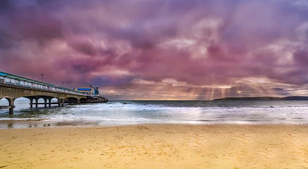 Cieli Colorati Sul Molo Bournemouth Riflettono Nell Acqua — Foto Stock