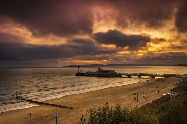 Kolorowe Niebo Nad Molo Bournemouth Odbija Się Wodzie — Zdjęcie stockowe