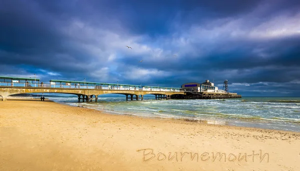 Kolorowe Niebo Nad Molo Bournemouth Odbija Się Wodzie — Zdjęcie stockowe