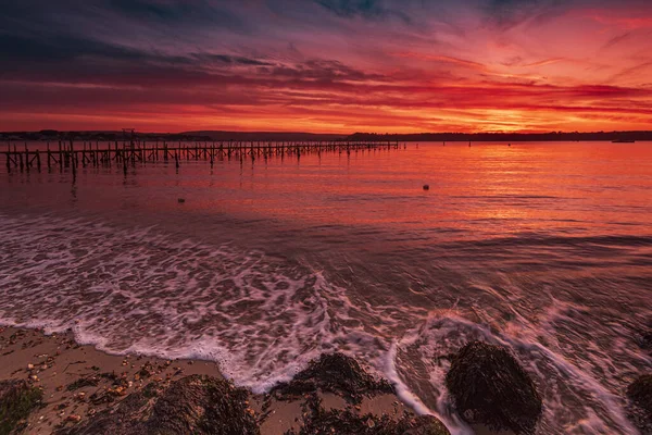 Colori Profondi Arancione Rosso Nei Cieli Pontile Poole Harbour Vicino Foto Stock