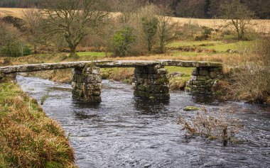 1780 'lerde inşa edilen 13. yüzyıldan kalma bir Clapper Köprüsü ve yakınlardaki 2. derece köprü, Posta Köprüsü' nün merkezini işaret ediyor.