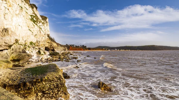 Die Flut Kommt Und Kracht Gegen Weiße Klippen Beer Devon — Stockfoto