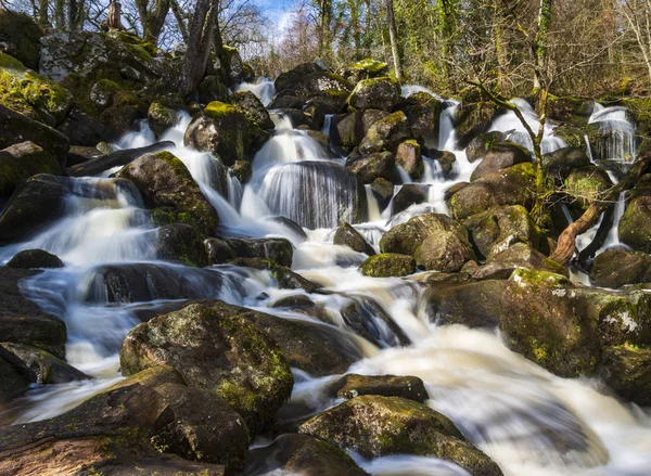 Cascatas Água Branca Descem Várias Cachoeiras Rio Devon Com Musgo — Fotografia de Stock