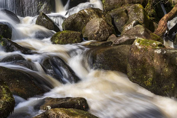 Cascatas Água Branca Descem Várias Cachoeiras Rio Devon Com Musgo — Fotografia de Stock