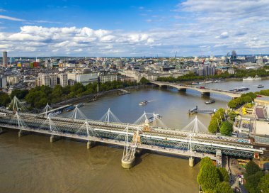 Hungerford Köprüsü ve Altın Jübile Köprüsü 'nün yüksek açılı görüntüsü ve Londra Gözü' nden Wateloo Köprüsü