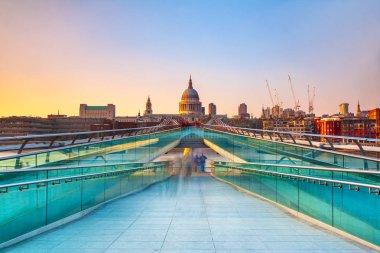 Gün batımında St. Paul Katedrali'ne bakan Milenyum yaya köprüsünün bulanık hareket görünümü