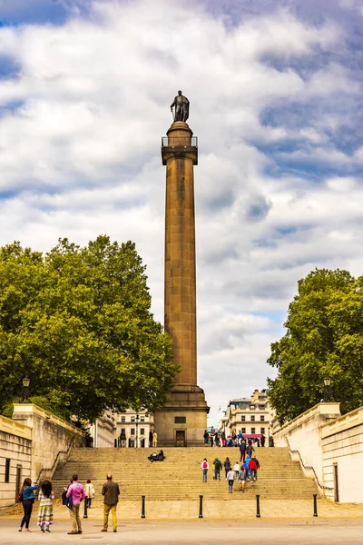 Tourists Londoners Walk Duke York Column Others Sitting Steps Which — Stock Photo, Image