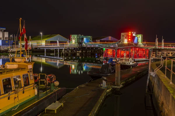 Ljus Gatubelysning Gjutna Stjärnformer Och Reflektioner Stilla Vatten Poole Quay — Stockfoto