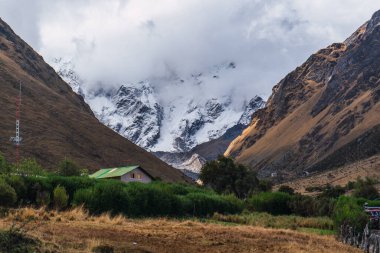 Karlı dağlarda bir ev