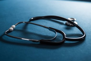 steteskop mavi bir masada.