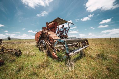 Bir tarlada terk edilmiş hasatçıyı birleştir.