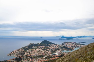 Hırvatistan 'ın eski Dubrovnik kasabasının ayrıntıları. Deniz ve duvarı teleferikle Srdj Dağı 'ndan geliyor.