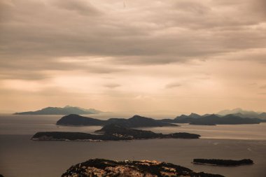 Hırvatistan 'ın eski Dubrovnik kasabasının ayrıntıları. Deniz ve duvarı teleferikle Srdj Dağı 'ndan geliyor.