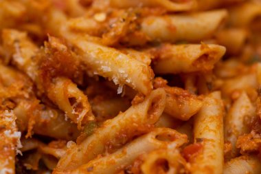 Domates soslu ve rendelenmiş peynirli makarna.