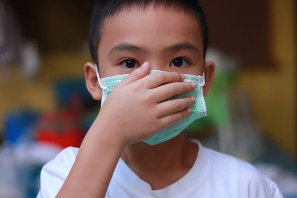 Covid Lub Coronavirus Koncepcja Senny Chłopiec Maską Ochrony Chłopcy Mają — Zdjęcie stockowe