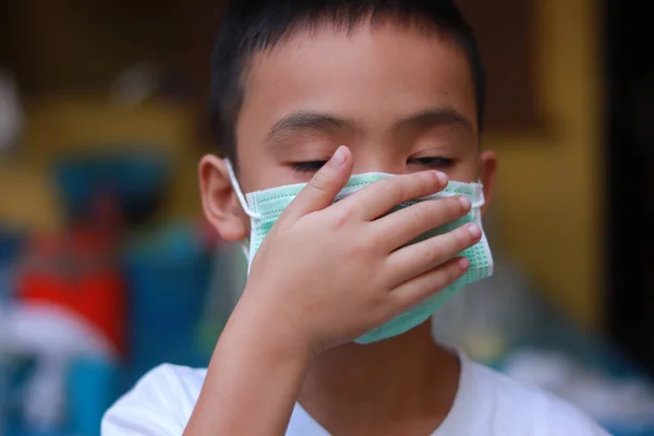 Covid Coronavirus Έννοια Πνιγμένο Αγόρι Μάσκα Προστασίας Αγόρια Έχουν Πυρετό — Φωτογραφία Αρχείου