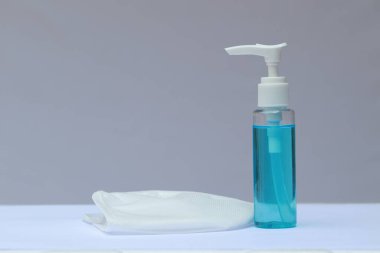 Alkol şişeleri sprey ve beyaz maske. Coronavirus veya COVID-19 koruma kavramı
