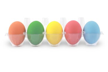 Beyaz arkaplanlı renkli yumurtalar ve kırpma yolu, Paskalya yumurtaları teması