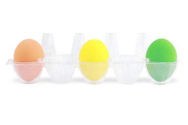 Beyaz arkaplanlı renkli yumurtalar ve kırpma yolu, Paskalya yumurtaları teması