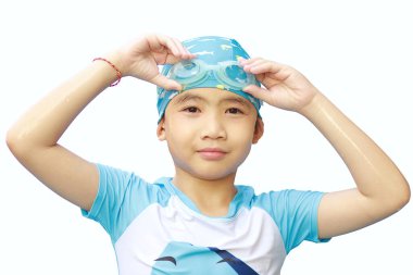 Mavi mayosu olan Asyalı çocuk beyaz arka planda izole edilmiş, çocuklar yaz etkinliğinde..