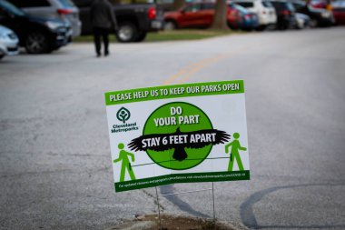 Ohio Cumhuriyetçi Valisi Corona virüsü için eyalet çapında karantina emri verdiği için Ohio 'da halka açık park kapatma tabelası asıldı.