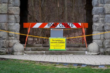 Ohio Cumhuriyetçi Valisi Corona virüsü için eyalet çapında karantina emri verdiği için Ohio 'da halka açık park kapatma tabelası asıldı.
