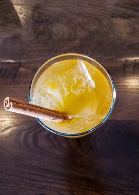 Buzlu Chai elma şarabı Fuji Elması, D 'Anjou armudu, chai çayı ve tarçınlı uzun bardakta buz ve tarçın çubuğuyla yapılan ferahlatıcı bir içecektir..