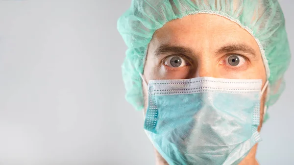 Zbliżenie Zaskoczonej Zmartwionej Twarzy Lekarza Chronionej Przez Maskę Skupienie Selektywne — Zdjęcie stockowe