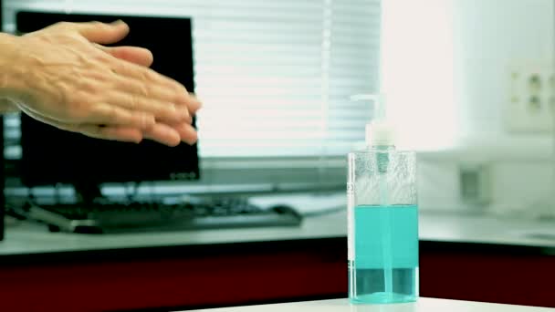 消毒剤を手に職場での男性の手のビュー 概念予防コロナウイルスまたはCovid — ストック動画