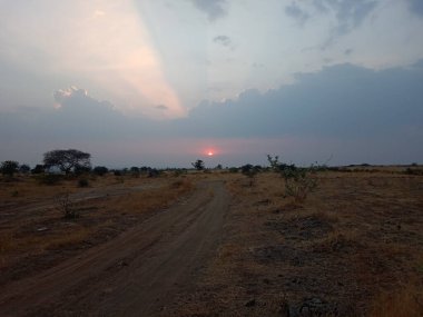 Günbatımı olarak da bilinen gün batımı, Güneş 'in Dünya' nın dönüşü nedeniyle ufkun altında günlük kayboluşudur. Ekvator 'dan bakıldığında, ekinoks güneşi hem ilkbaharda hem de sonbaharda batıya doğru batar..
