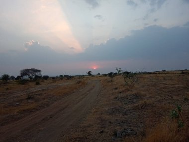 Günbatımı olarak da bilinen gün batımı, Güneş 'in Dünya' nın dönüşü nedeniyle ufkun altında günlük kayboluşudur. Ekvator 'dan bakıldığında, ekinoks güneşi hem ilkbaharda hem de sonbaharda batıya doğru batar..