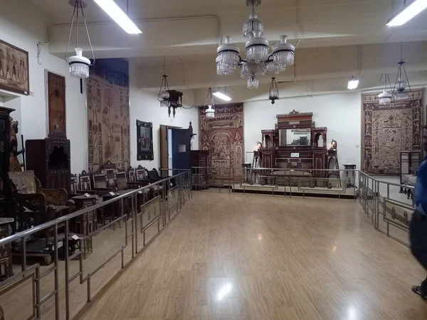 Hyderabad Telangana Hindistan 'daki Salar Jung Müzesi, Hindistan' ın başkenti Telangana 'da bulunan Musi Nehri' nin güney kıyısındaki Dar-ul-Shifa 'da bulunan bir sanat müzesidir. Hindistan 'ın üç ulusal müzesinden biridir..
