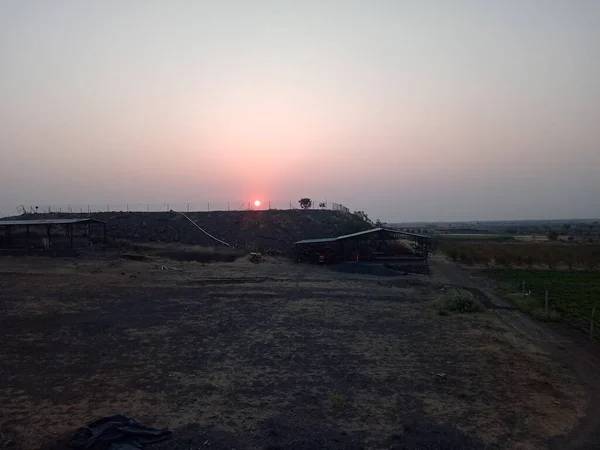 太阳升起 或太阳升起 是指太阳的上肢在早晨出现在地平线上的时刻 这个术语也可以指太阳盘过地平线的整个过程及其对大气的附带影响 — 图库照片