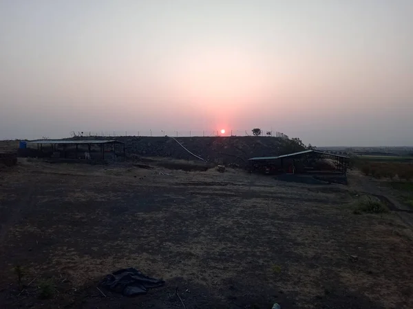 太阳升起 或太阳升起 是指太阳的上肢在早晨出现在地平线上的时刻 这个术语也可以指太阳盘过地平线的整个过程及其对大气的附带影响 — 图库照片