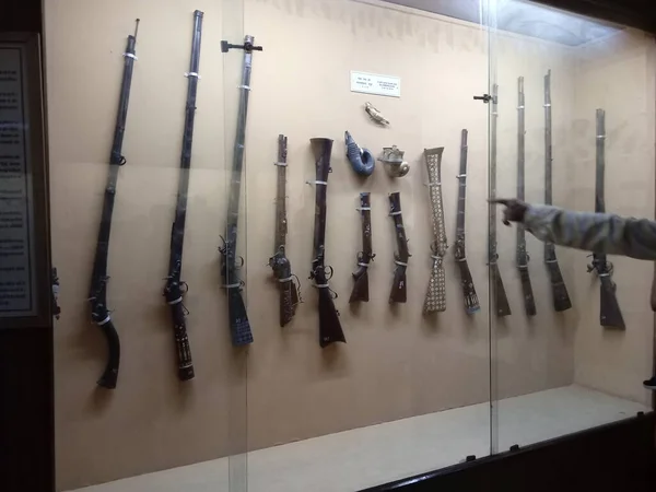 Salar Jung Müzesi, Hindistan 'ın Hyderabad kentindeki Musi Nehri' nin güney kıyısındaki Dar-ul-Shifa 'da bulunan bir sanat müzesidir. Hindistan 'ın üç ulusal müzesinden biridir..