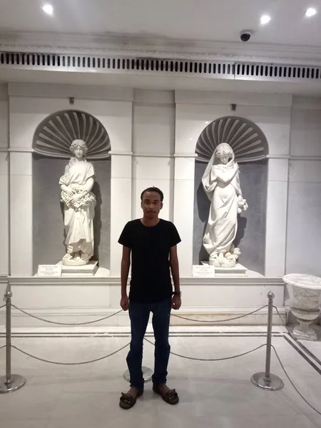 Salar Jung Müzesi, Hindistan 'ın Hyderabad kentindeki Musi Nehri' nin güney kıyısındaki Dar-ul-Shifa 'da bulunan bir sanat müzesidir. Hindistan 'ın üç ulusal müzesinden biridir..