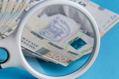 Güverte 500 Hryvnias güvertesi büyüteden geçerek yakın plan mavi arka plan