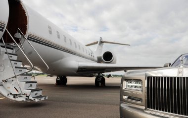 Londra, İngiltere-7 Mayıs 2019: Uluslararası Heathrow Havaalanı 'nda Rolls Royce Phantom lüks arabalı özel yönetici uçağı. Havaalanında VIP servisi. Business class transferi.