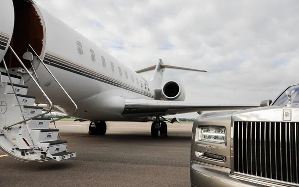 Londra, İngiltere-7 Mayıs 2019: Uluslararası Heathrow Havaalanı 'nda Rolls Royce Phantom lüks arabalı özel yönetici uçağı. Havaalanında VIP servisi. Business class transferi.