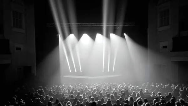 Silhuetas Preto Branco Multidão Concertos Frente Luzes Palco Brilhantes Multidão — Fotografia de Stock
